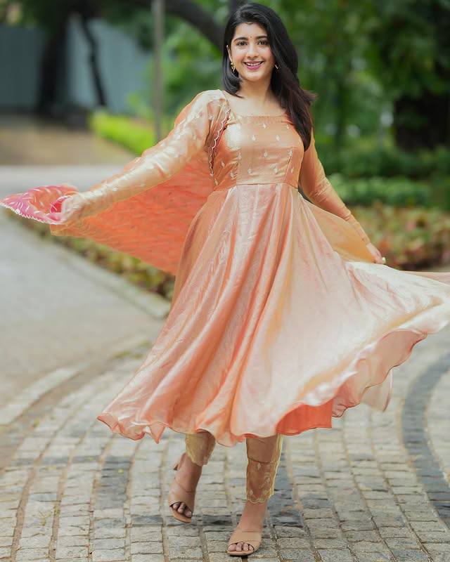 Womenline style with our mesmerizing Chinnon anarkali