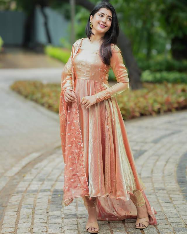 Womenline style with our mesmerizing Chinnon anarkali