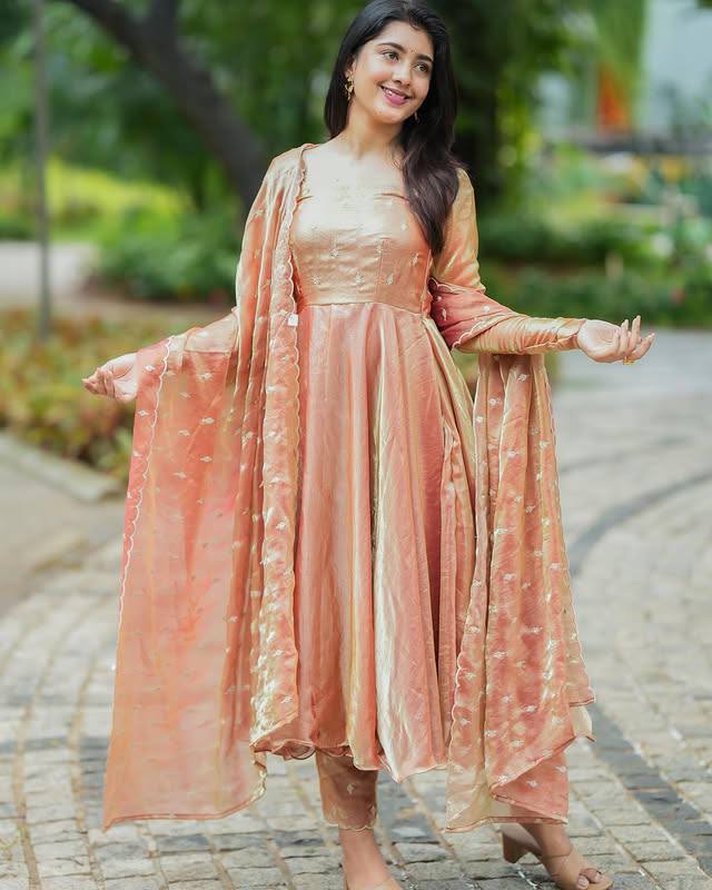 Womenline style with our mesmerizing Chinnon anarkali